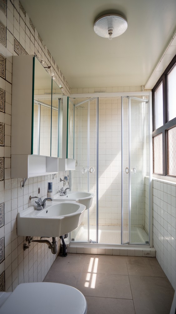 Modern Luxury in Small Spaces: Innovative Bathroom Decor Ideas 2025